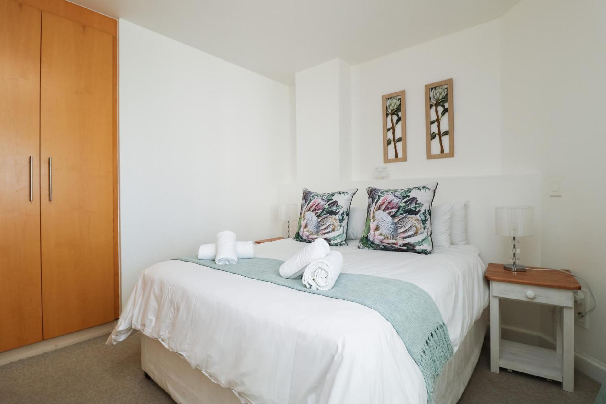 Apartment 1401 Hibernian Towers Luxury Self Catering Western Cape South Africa *